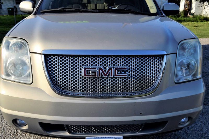 concession-auto-LE VAL-min_gmc-yukon-truck-grill-2828425